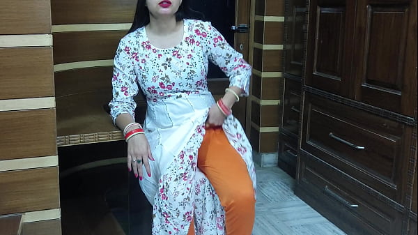 Neighbor jumped up to see Bhabhi's ass and dropped it on Bhabhi's ass.